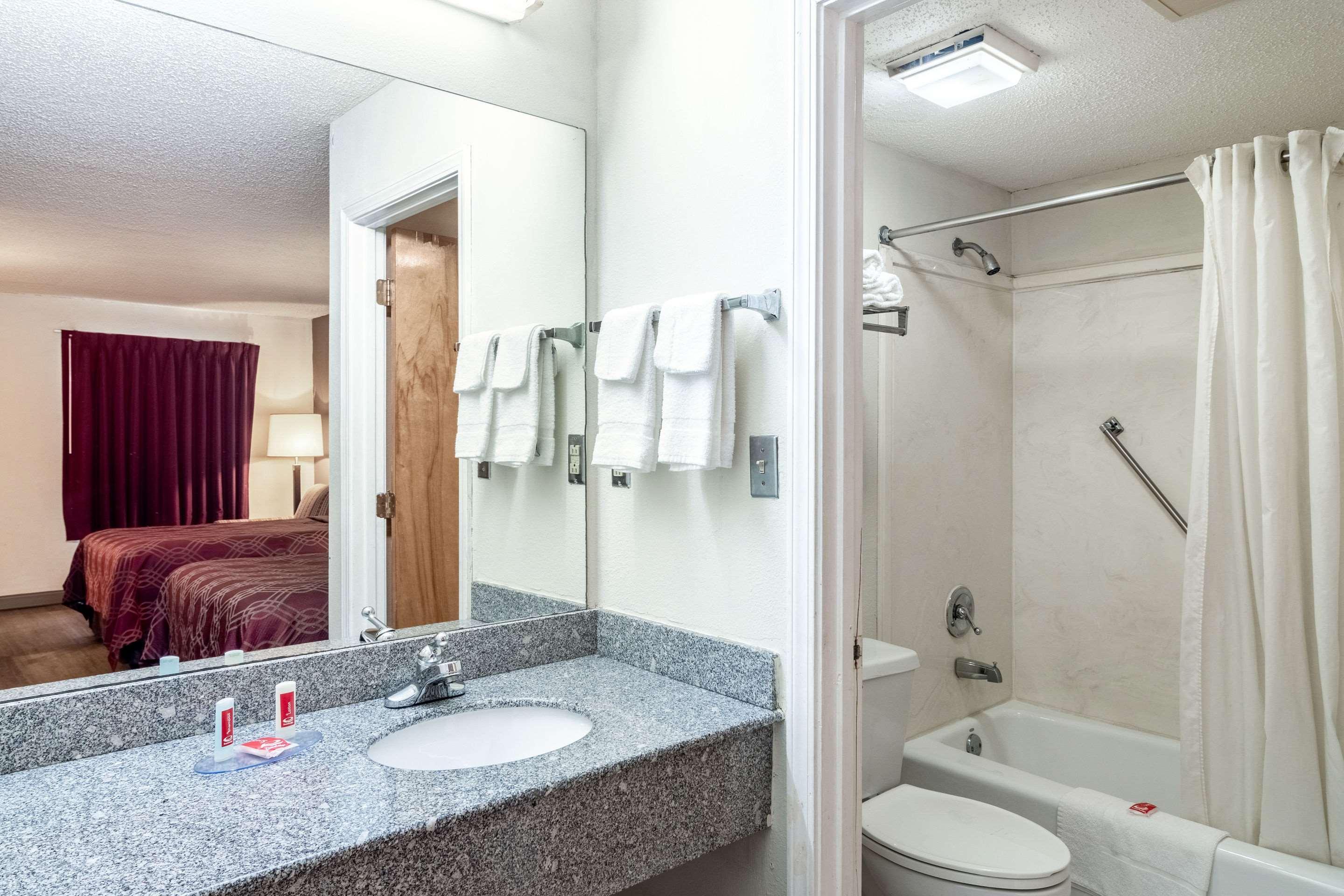 אקוורת' Econo Lodge מראה חיצוני תמונה